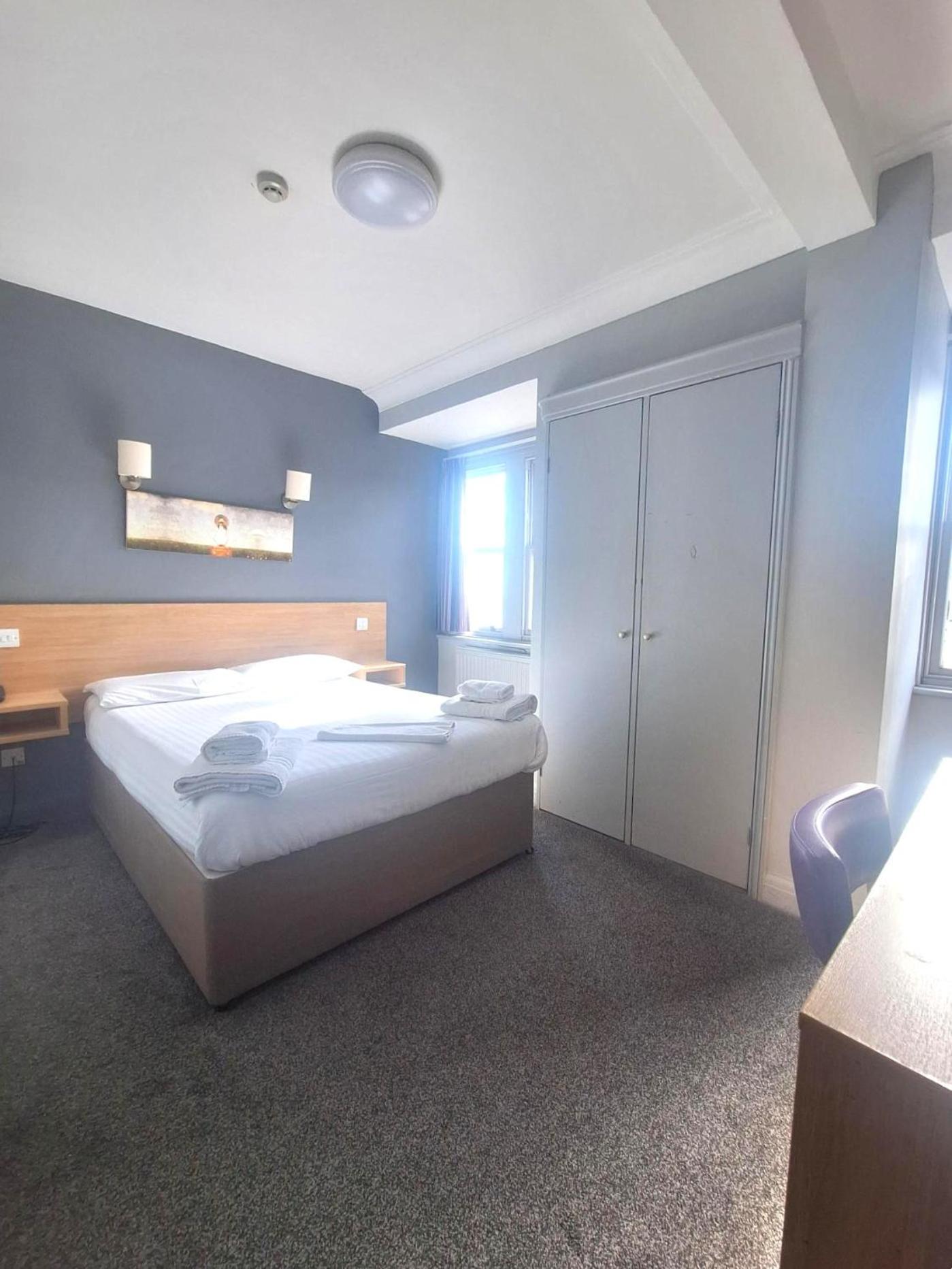غرفة صغيرة بسرير مزدوج، Burlington Hotel 3/10