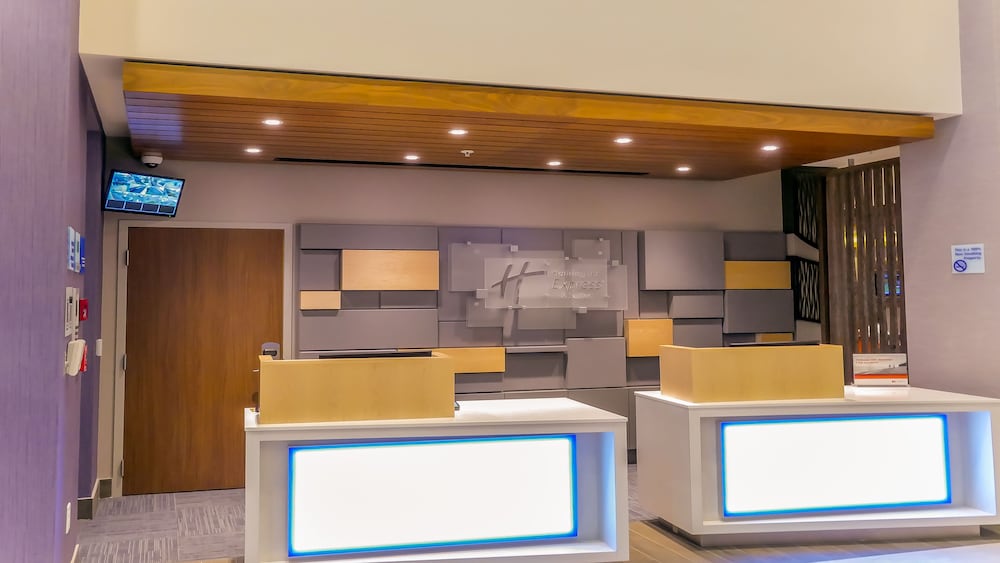 Holiday Inn Express & Suites Miami Airport East 11/69