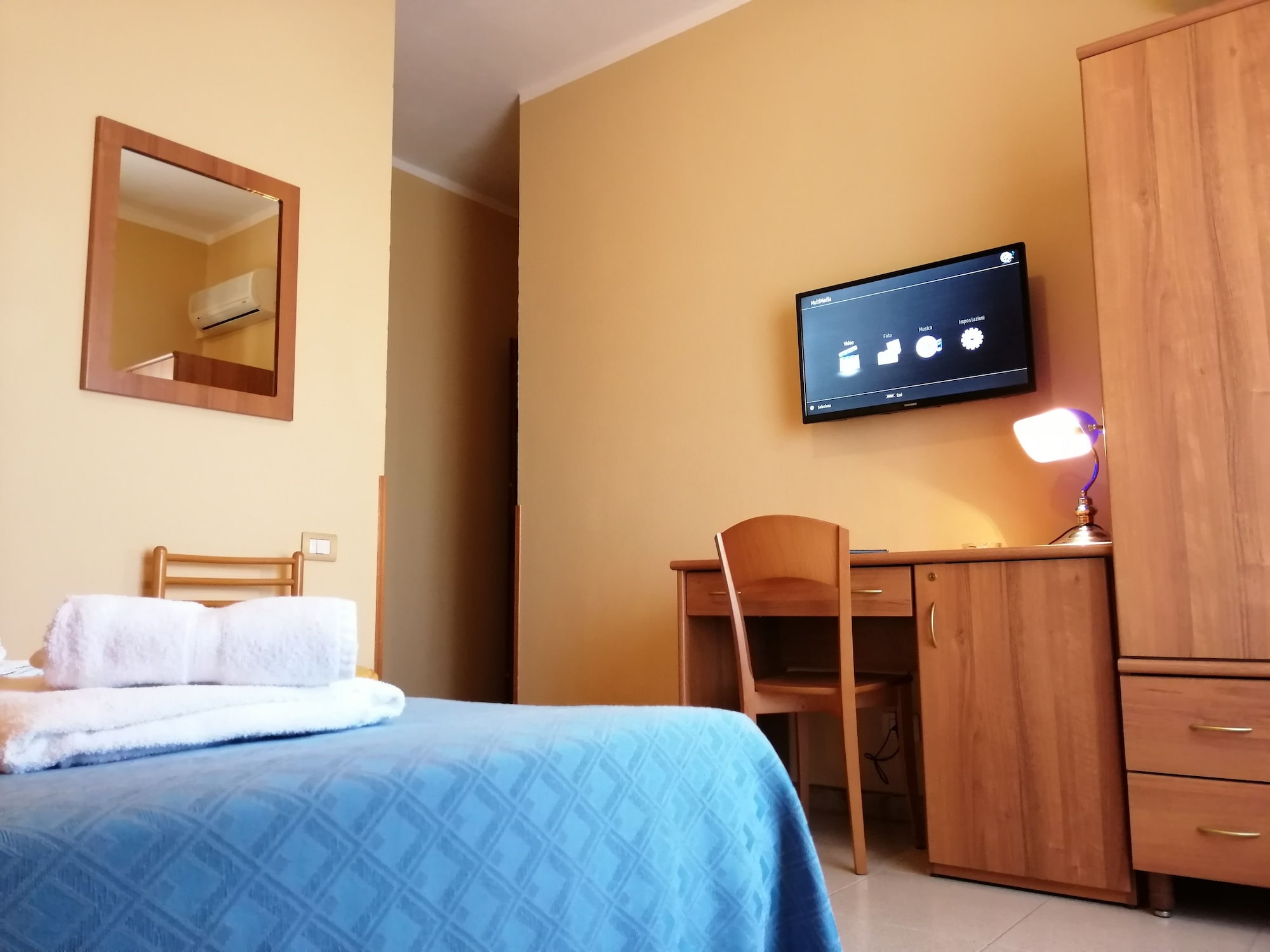 ROOM, DOUBLE BED