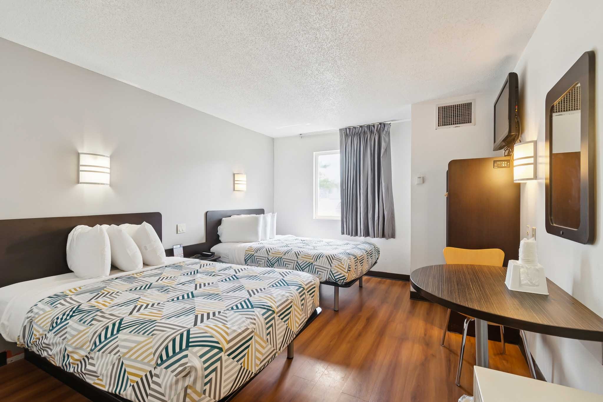 2 Full Beds - Non-Smoking