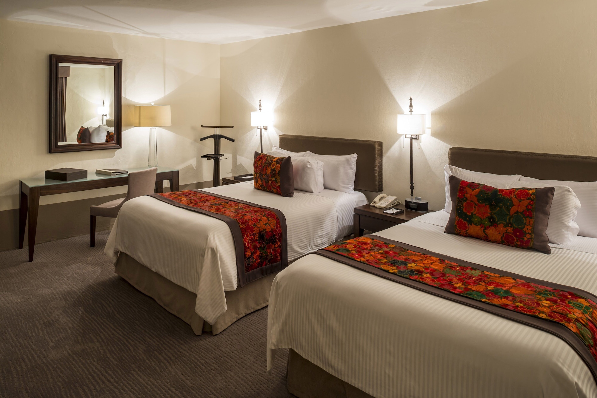 NOVICIAS, 2 DOUBLE BEDS