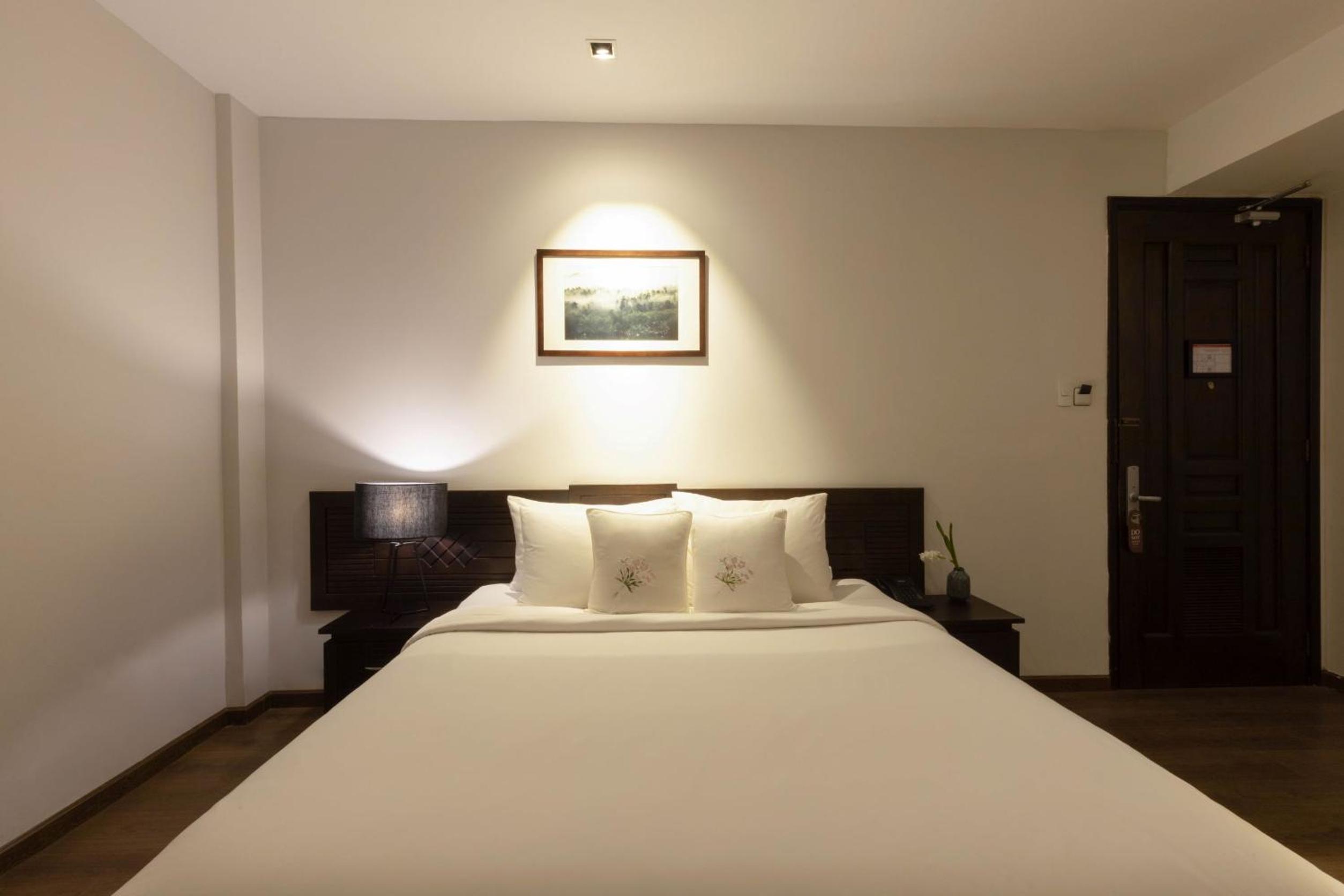 Deluxe, Queen Bed, No Window