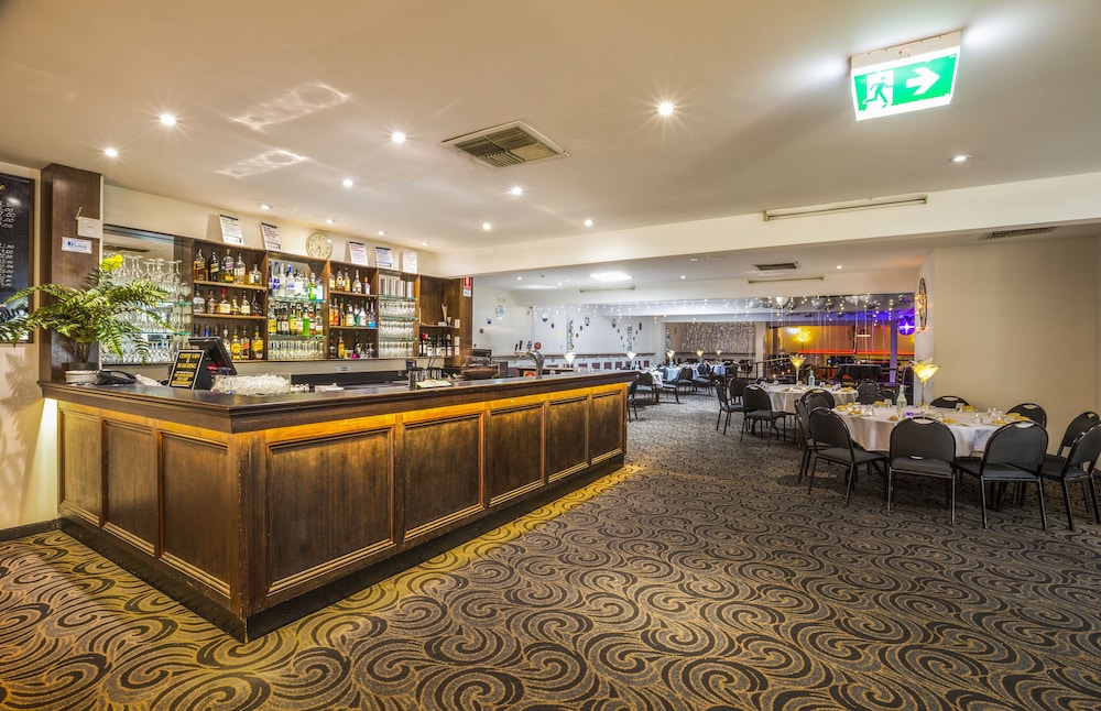 Sandown Park Hotel 1/42