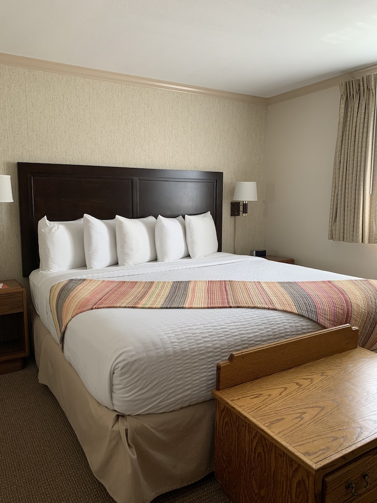 Coachman Inn Suites 18/64