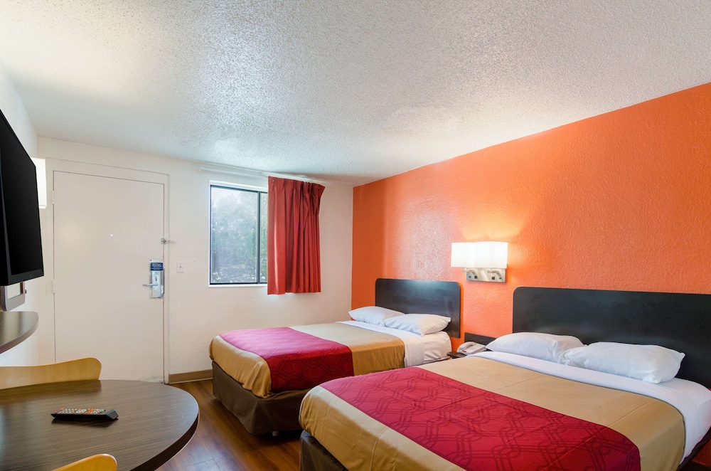 OYO Hotel Mobile AL I-65 at Airport Blvd 19/67