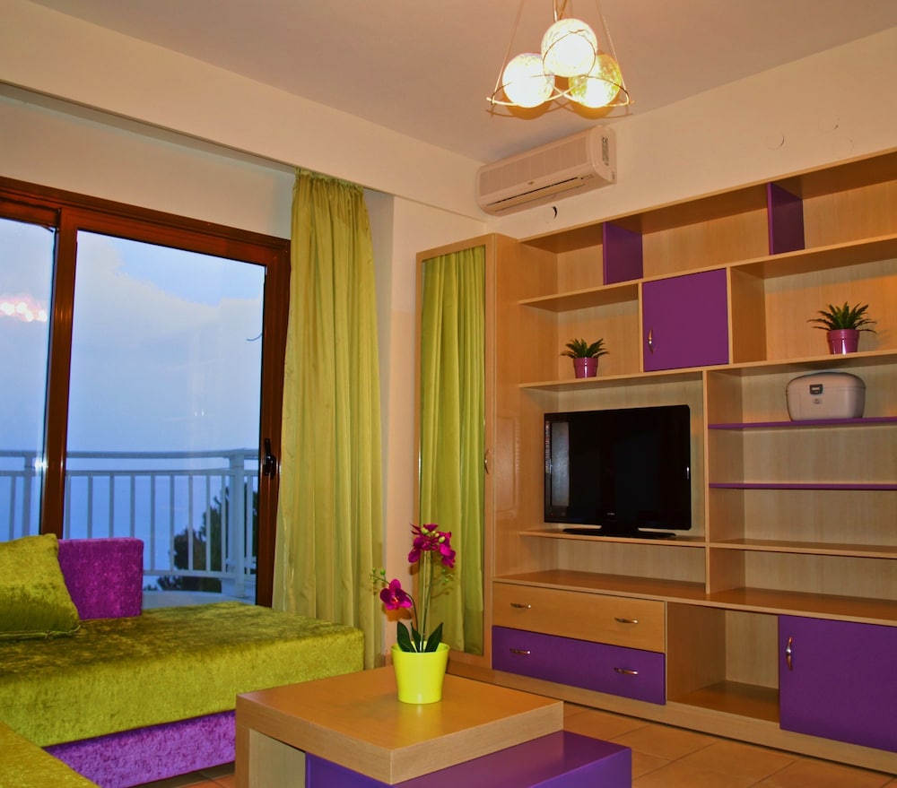 Maranton Beach Hotel 43/55