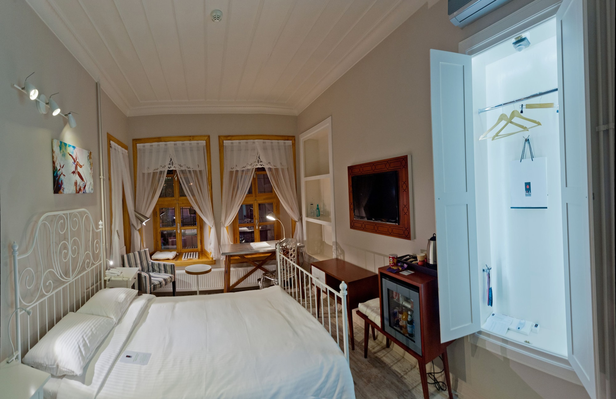 SUITE, KING BED, PANORAMIC VIEW