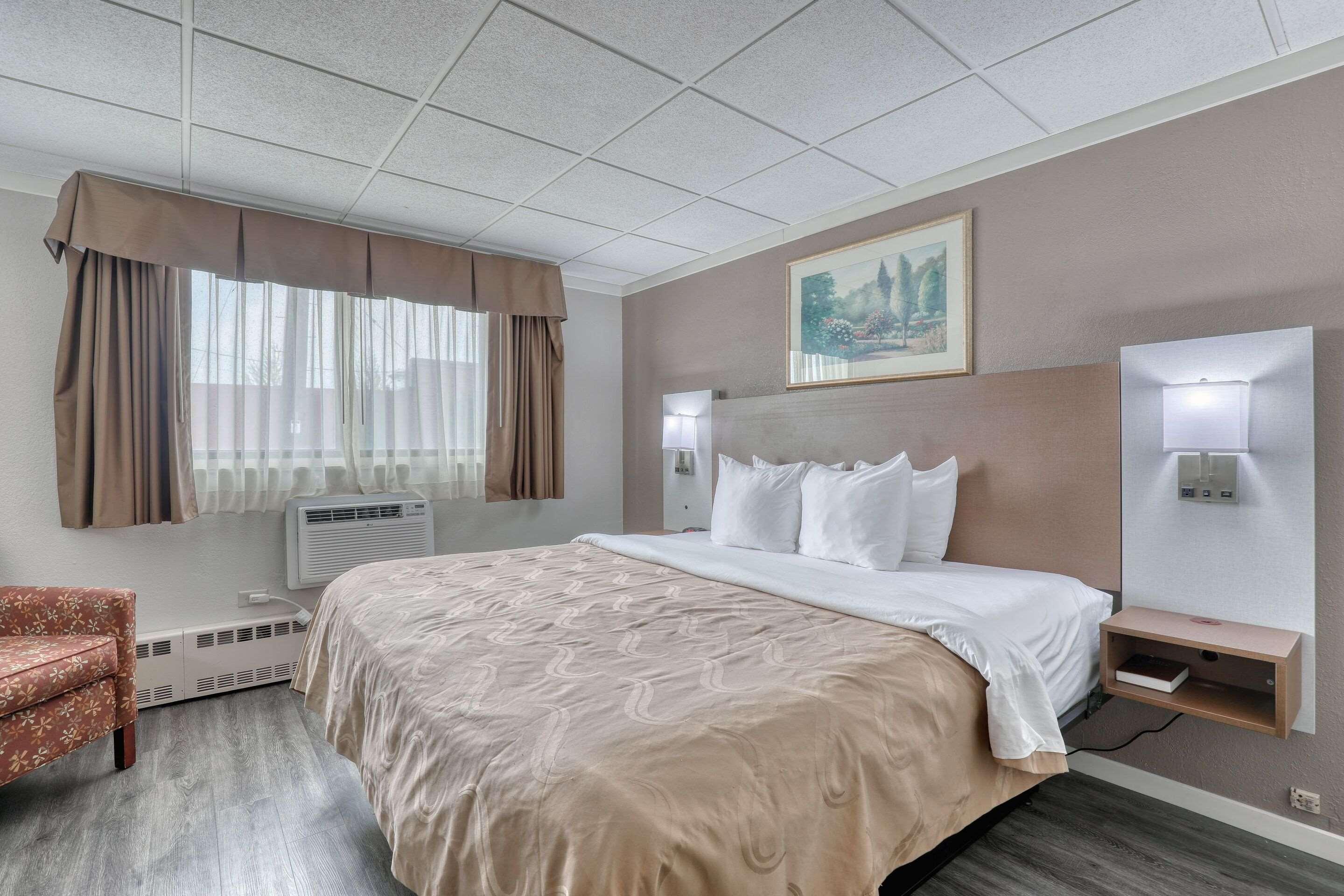 ROOM, KING BED
