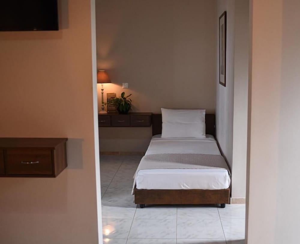 Marinos Rooms 11/50