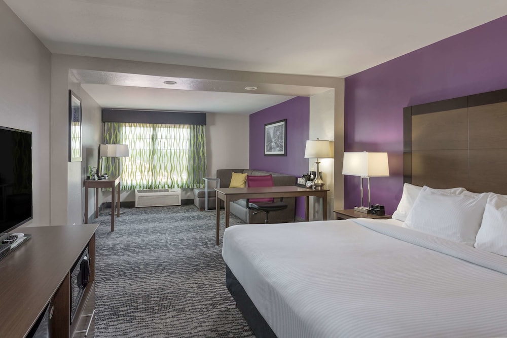 La Quinta Inn & Suites by Wyndham Visalia/Sequoia Gateway 19/60