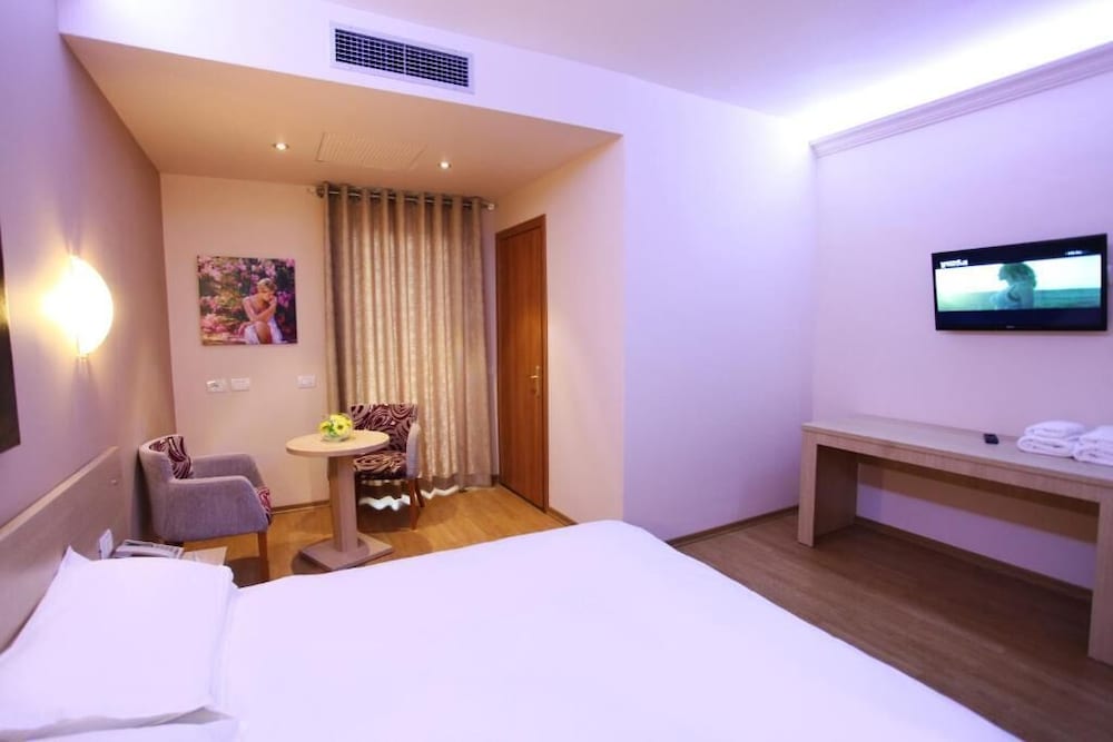 Green Hotel 24/71