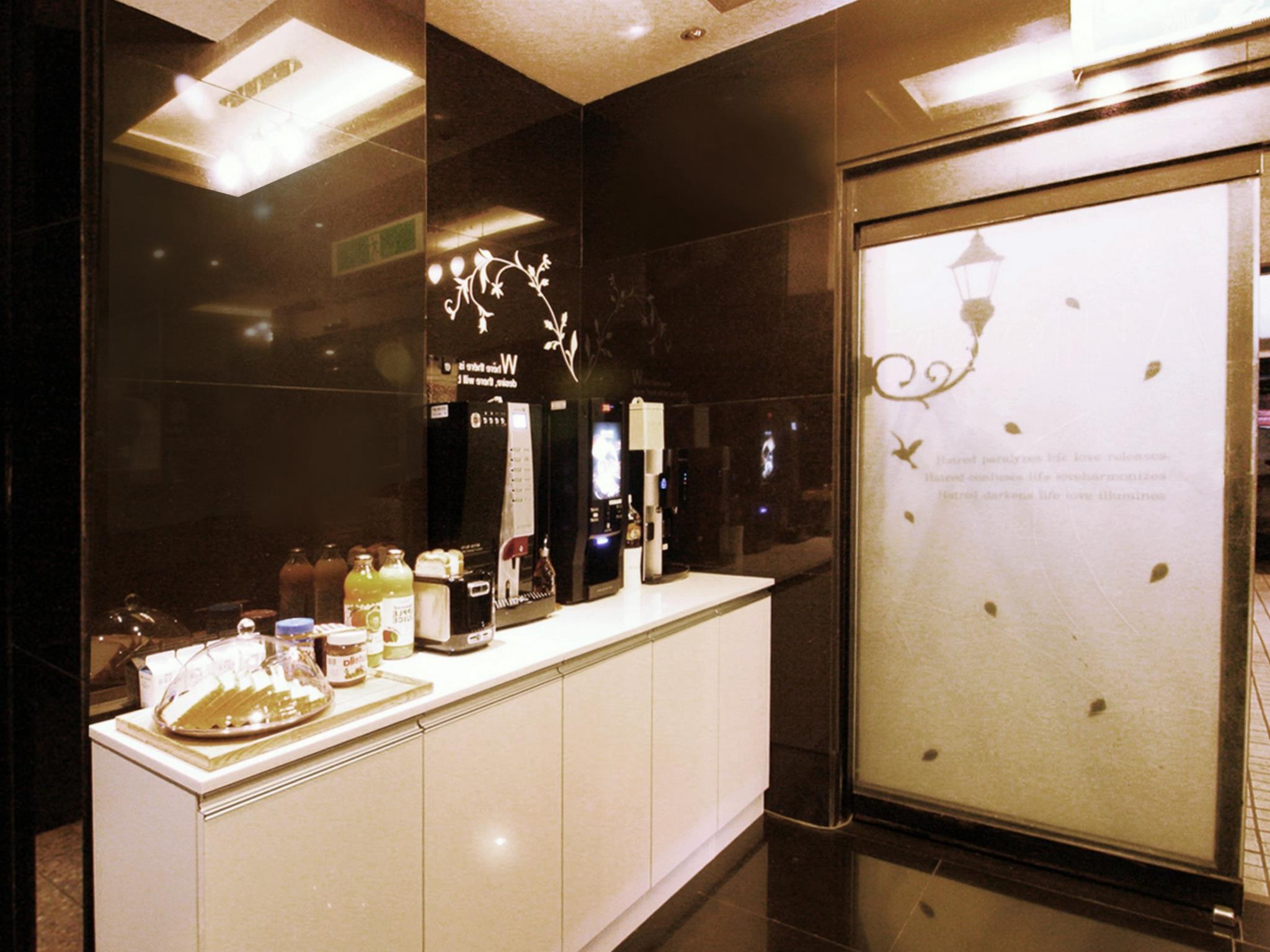 Hotel Orange 9/75