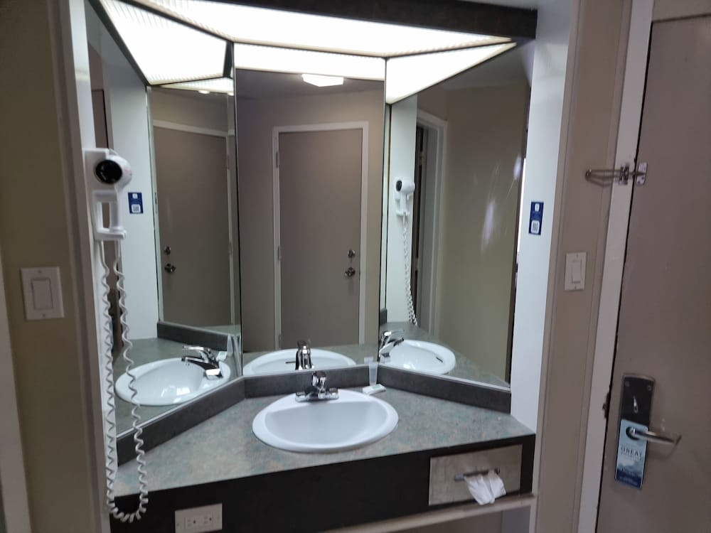 غرفة بسرير كينج، Travelodge by Wyndham Trois-Rivieres 9/10