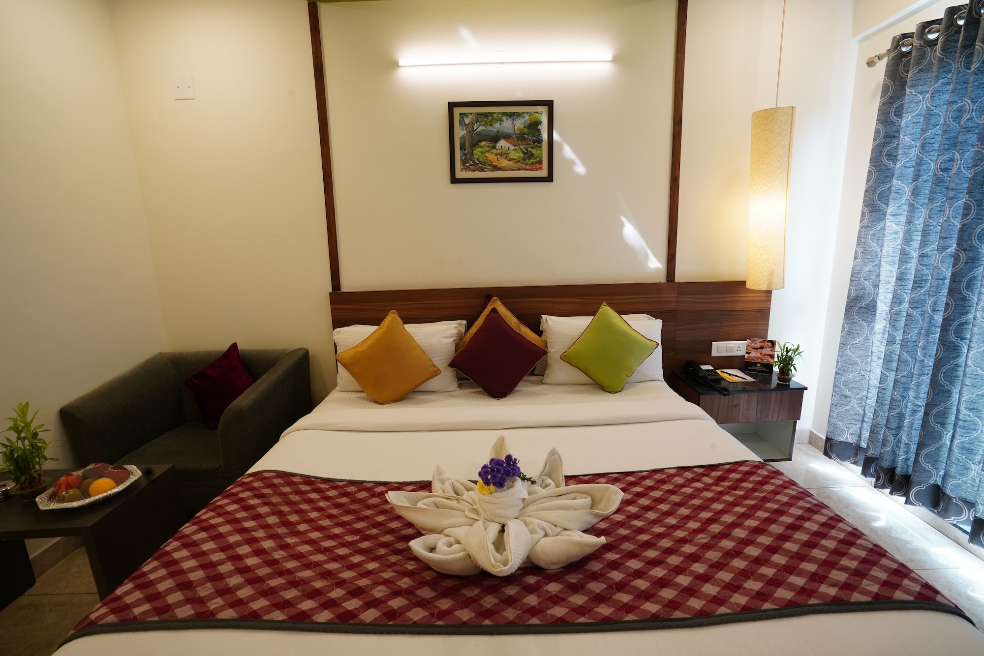 DELUXE, KING BED, HILL VIEW