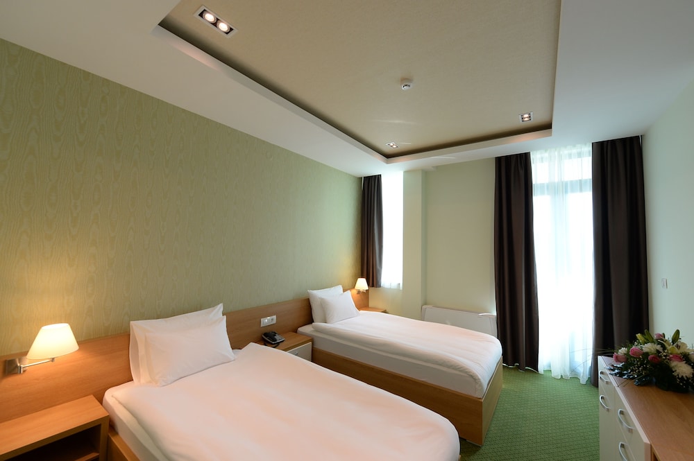 DELUXE, TWIN BEDS, BALCONY, SMOKING