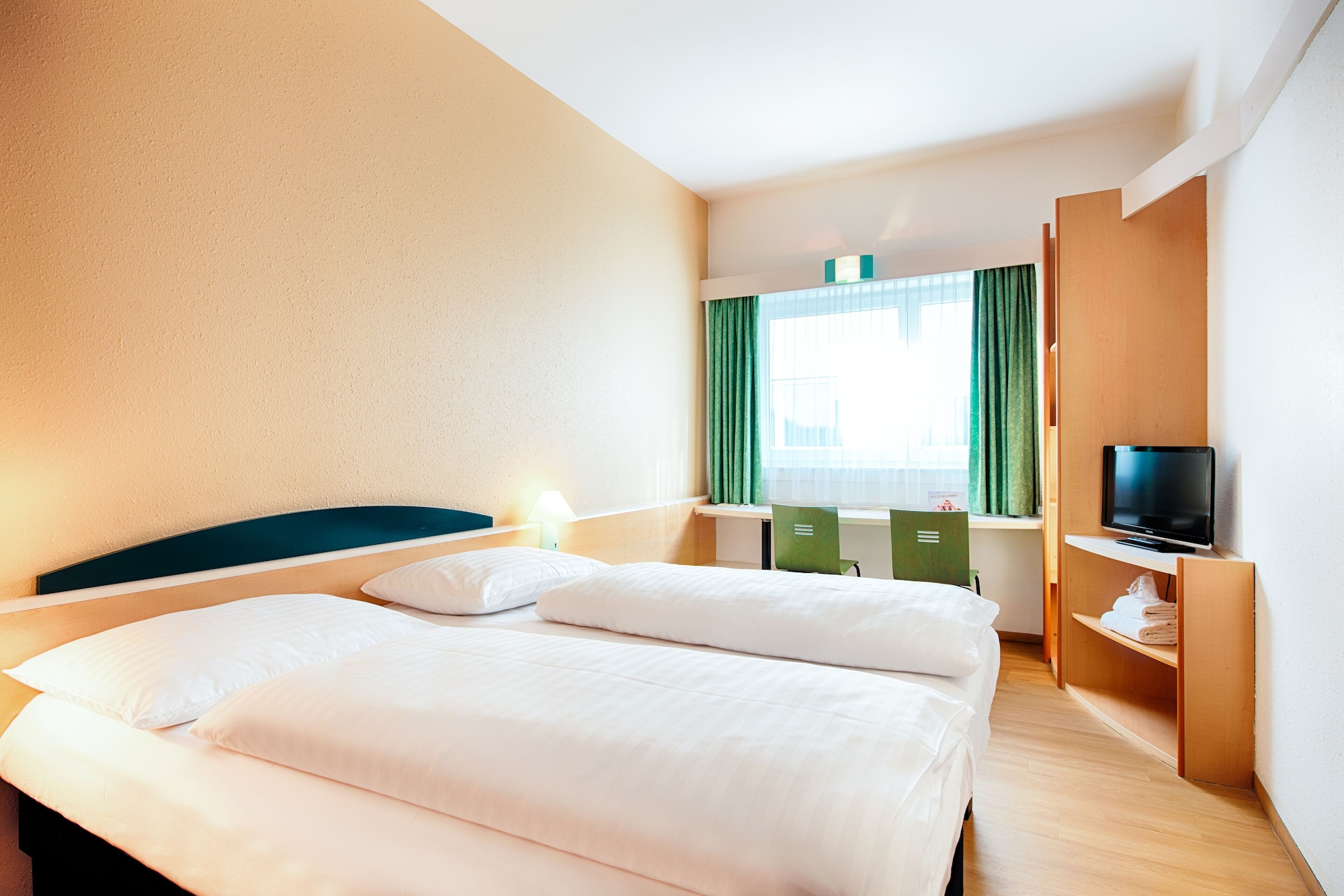 ROOM, TWIN BEDS