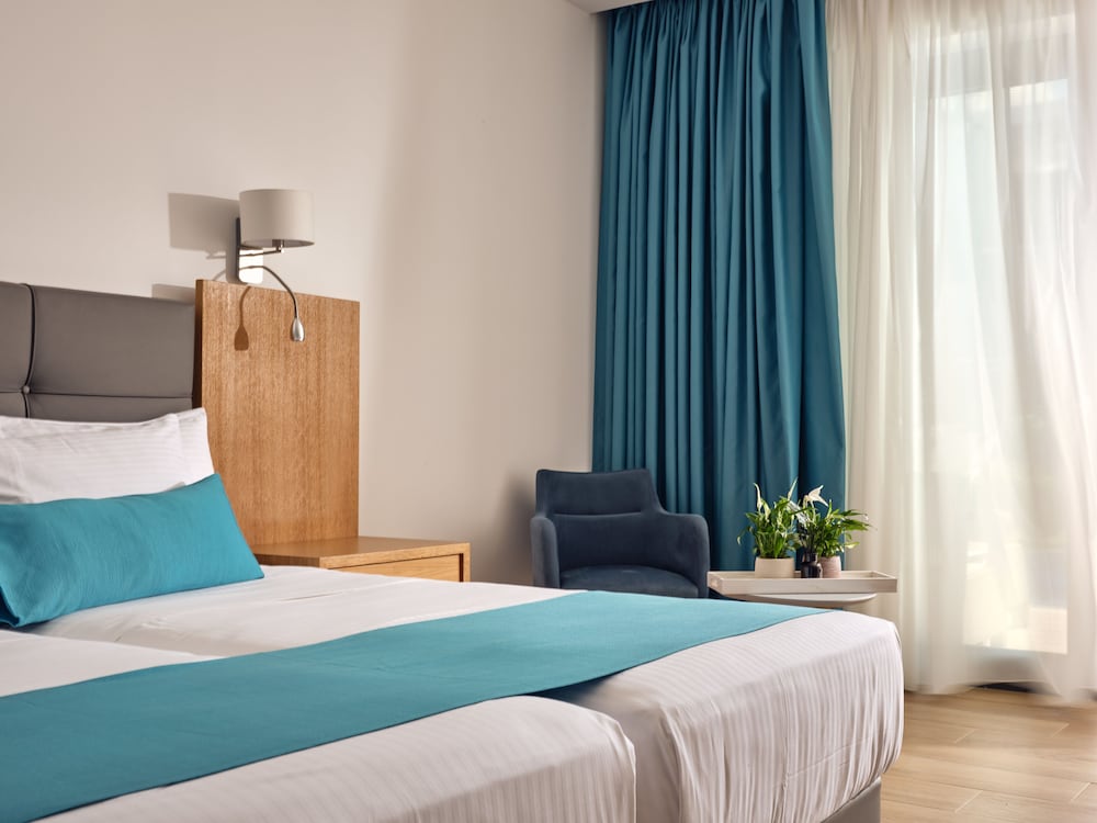 Cavo Orient Beach Hotel 7/50