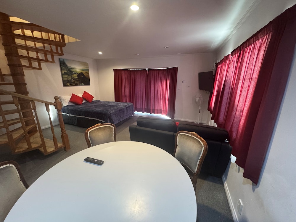 Settlers Motor Lodge 29/43