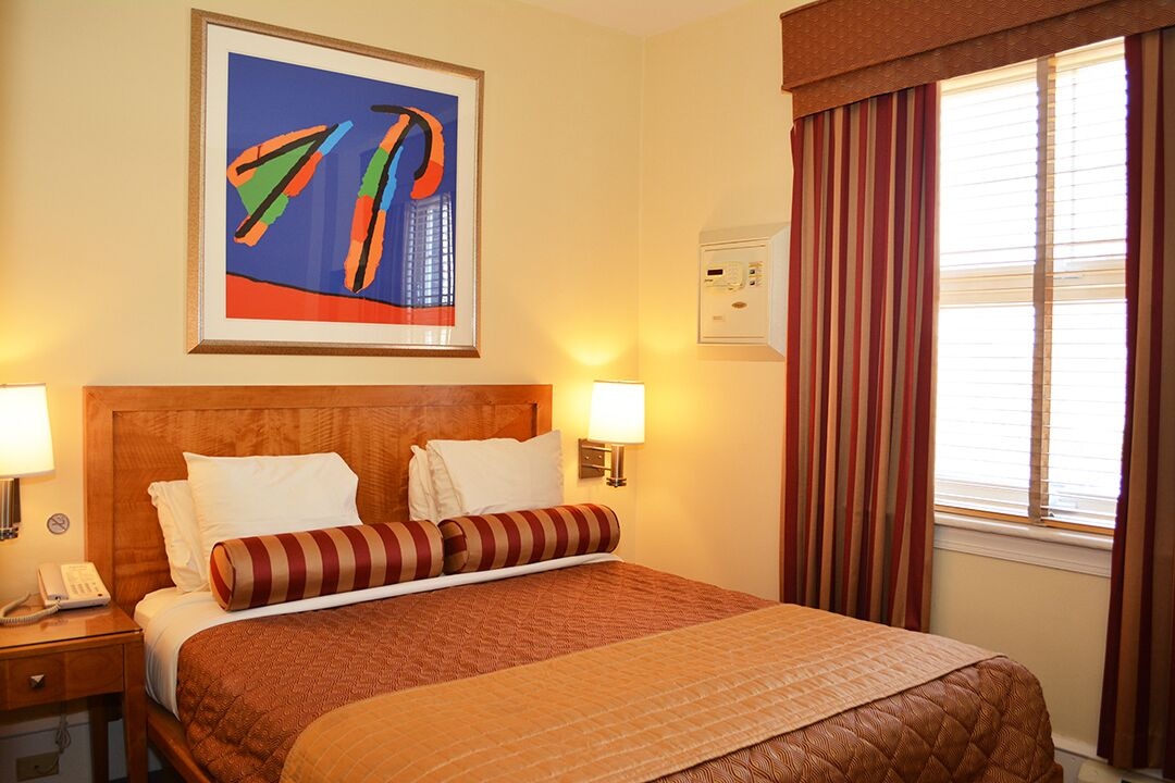 STANDARD, QUEEN BED, CITY VIEW