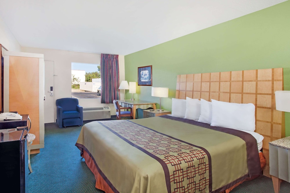 Days Inn by Wyndham Greeneville TN 9/20