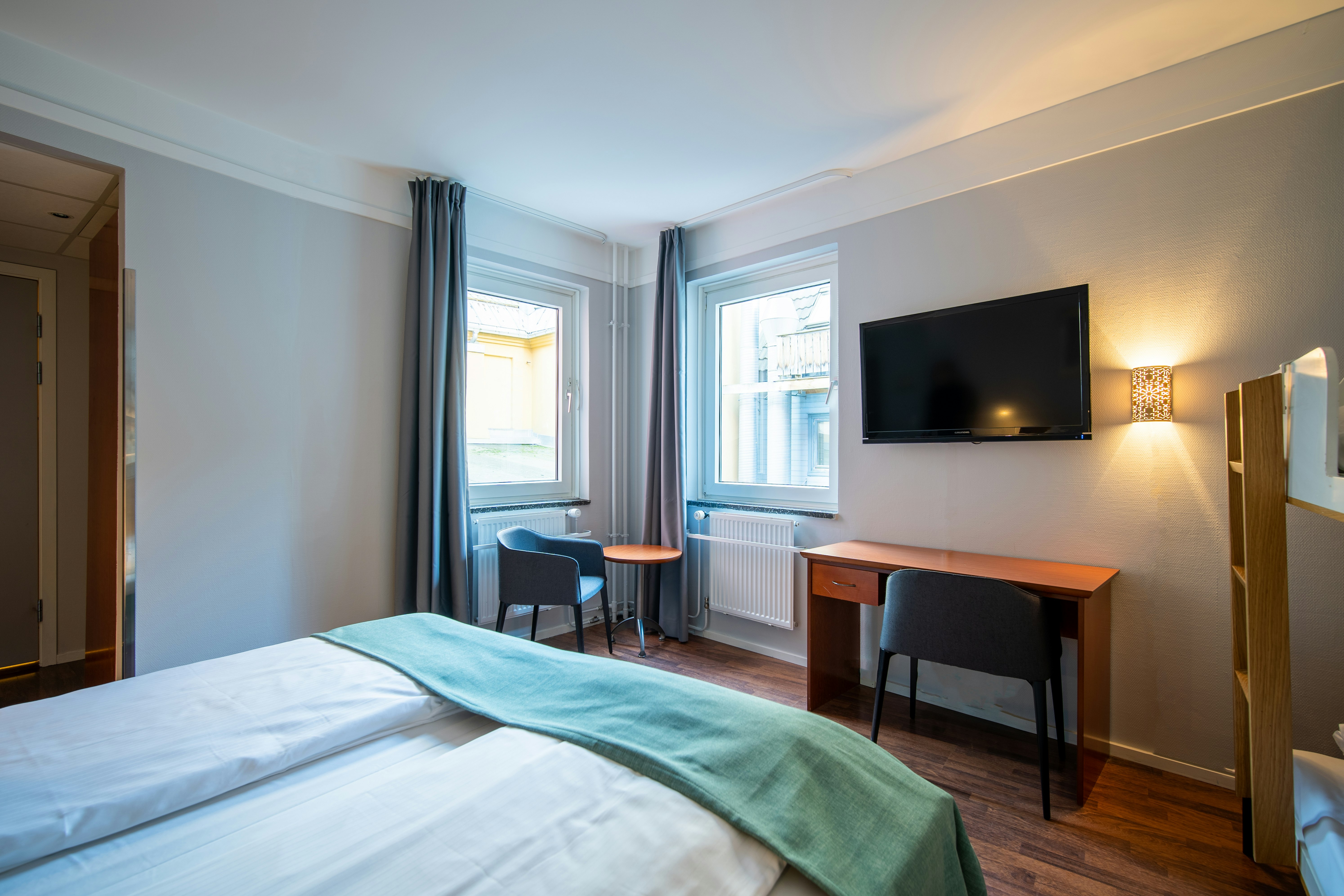 Enter Amalie Hotel 24/79