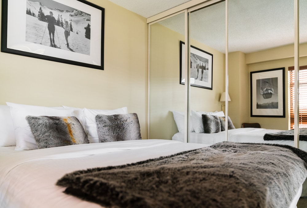 Suite, Queen Bed, Sofa