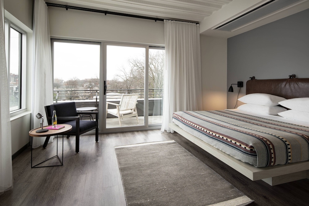 ROOM, KING BED, BALCONY