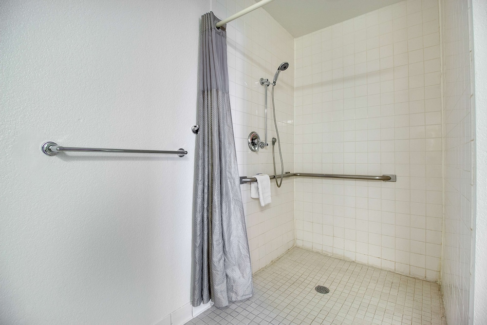 Motel6 Phoenix, AZ - East 26/28