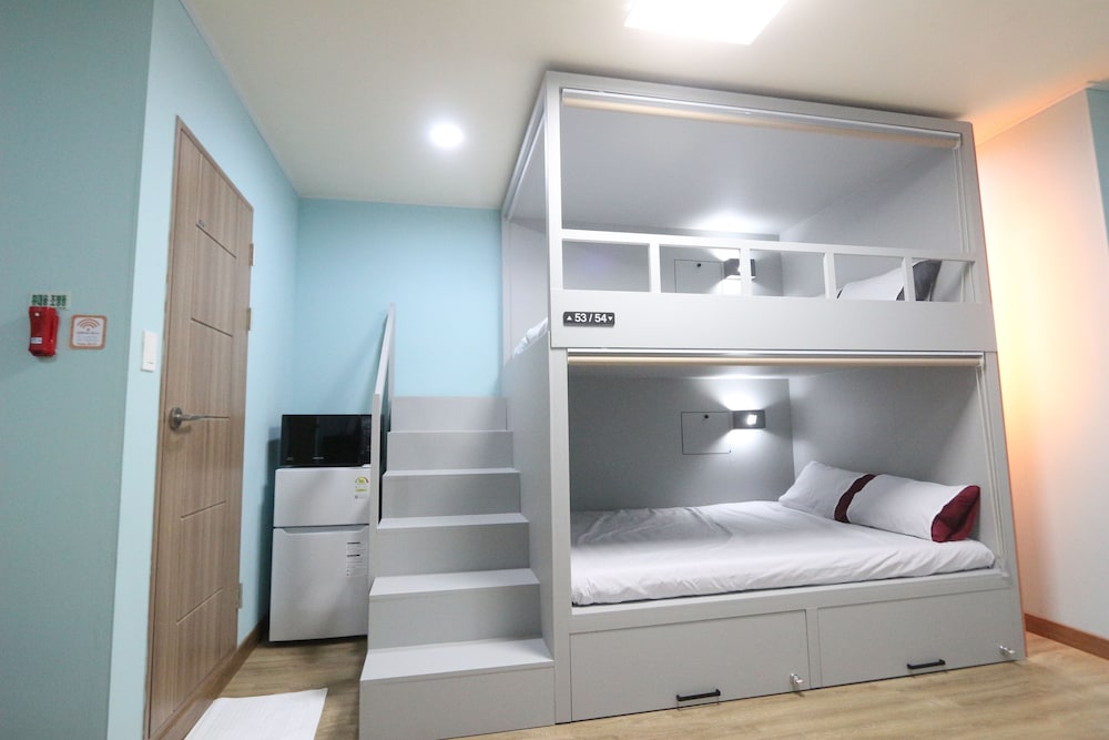 Midtown Hostel 12/50