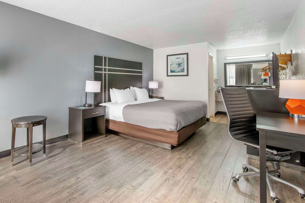 غرفة بسرير كينج لذوي الإعاقة، Quality Inn & Suites Hardeeville - Savannah North 2/5