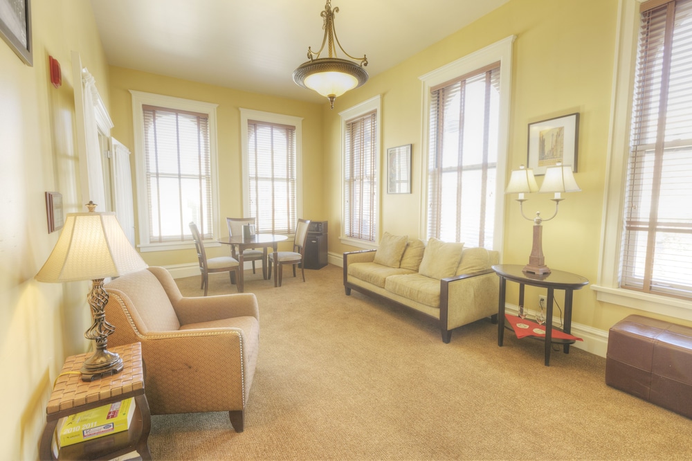 Montvale Hotel 44/71
