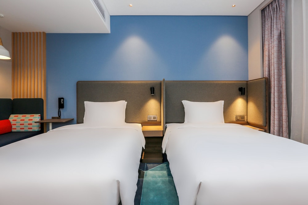 Standard, Twin Beds, Extra Floor Space 2/5