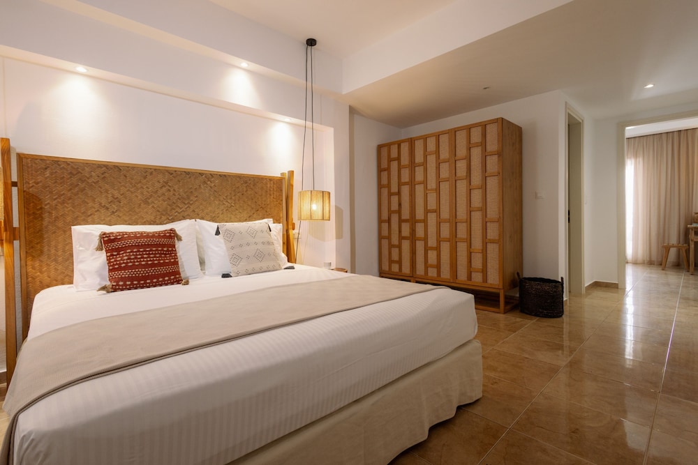 Ariadne Hotel 12/74