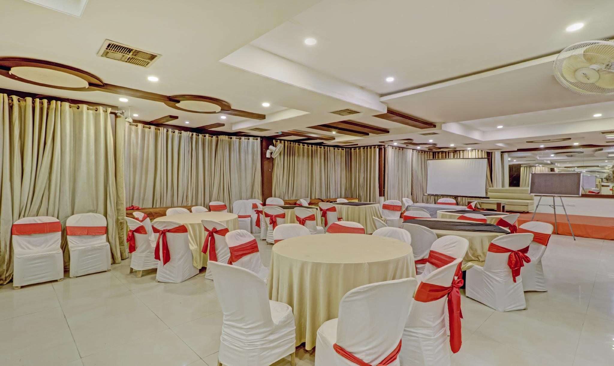 Oyo 5408 Loharkar's Family Hotel 31/34