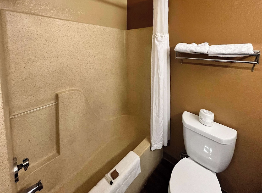 Standard, Queen Bed, Studio6 Memphis, TN – East Memphis 4/7