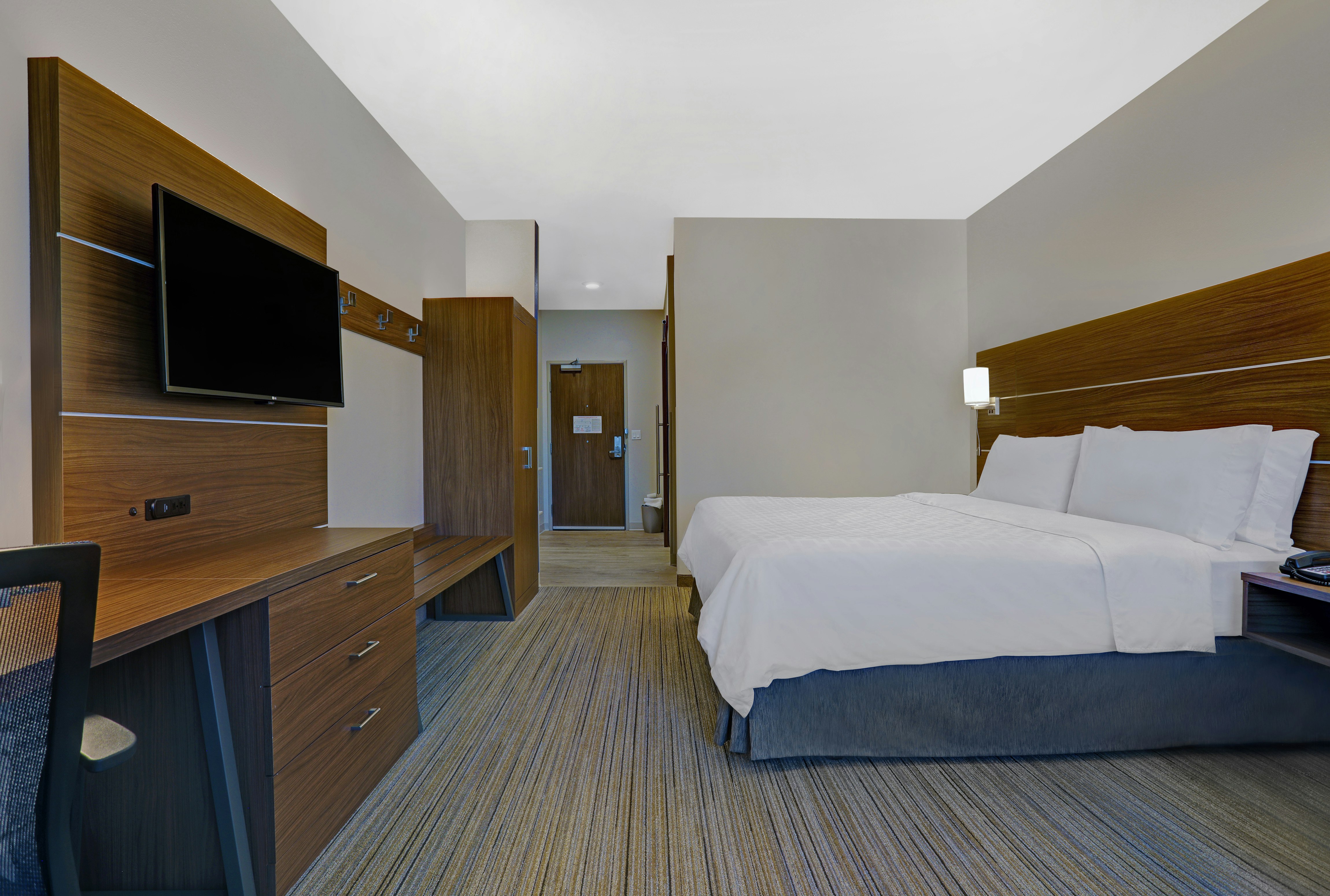 HOLIDAY INN EXPRESS & SUITES LENEXA - OVERLAND PARK AREA 20/54
