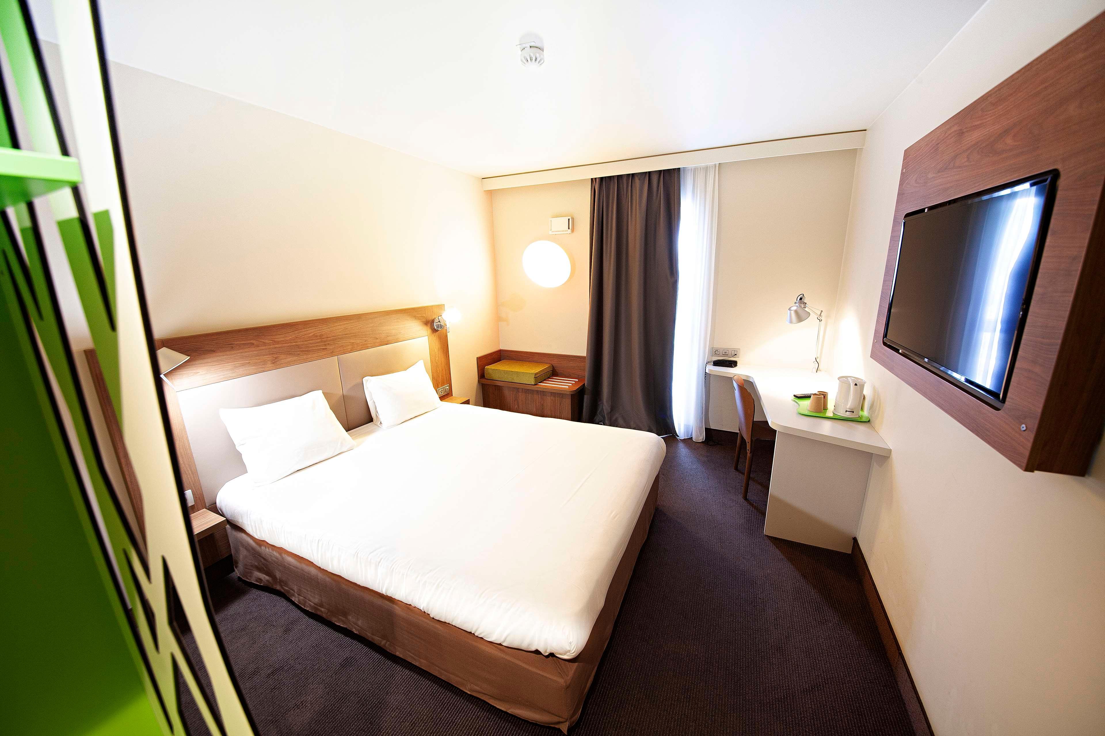 STANDARD, QUEEN BED