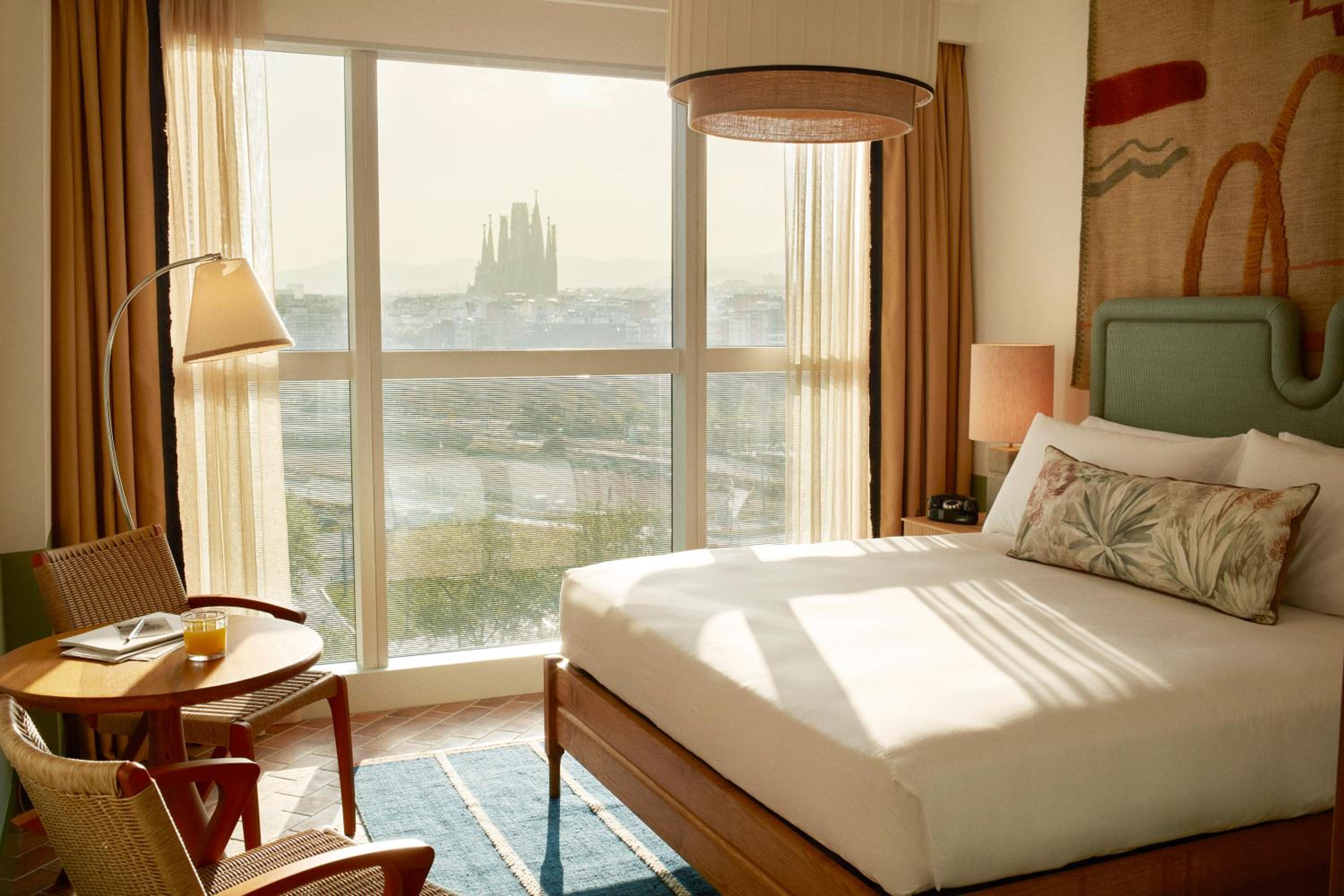 Roomy, Queen Bed, with View