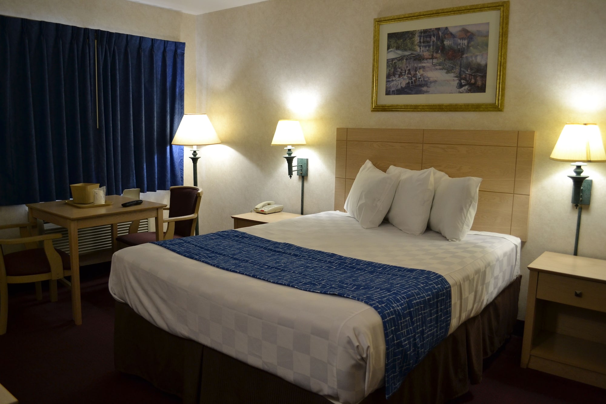 SUITE, QUEEN BED