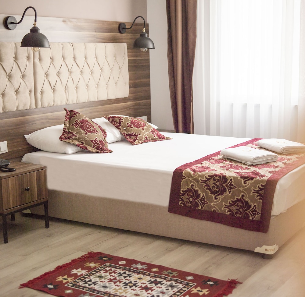 The Reina Hotel 27/70
