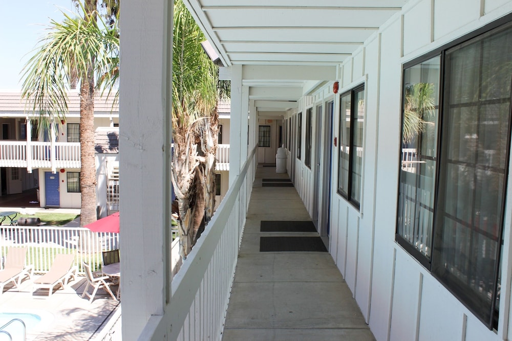Motel6 Coalinga, CA - East 10/45