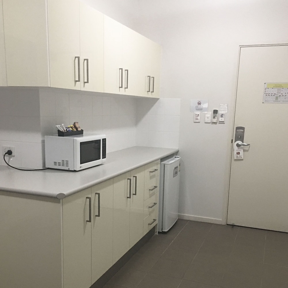 GLADSTONE CITY CENTRAL APARTMENT HOTEL 24/46