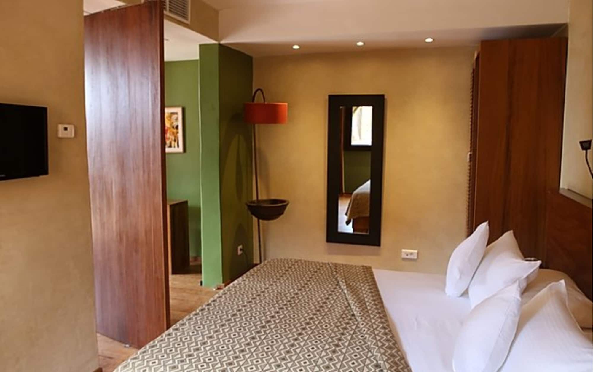 Senior, Suite, King Bed, 2 Sofa