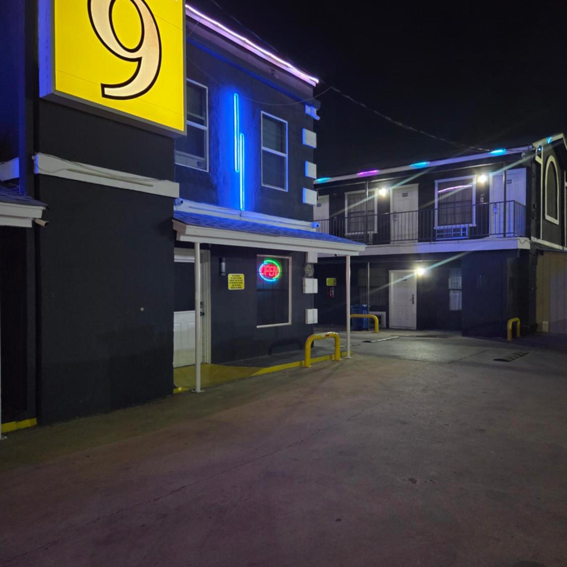 Motel 9 17/24