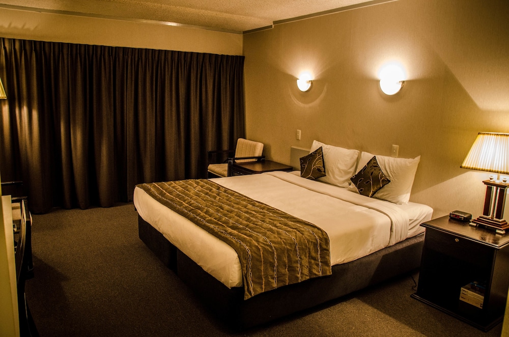 EXECUTIVE, STUDIO, KITCHENETTE