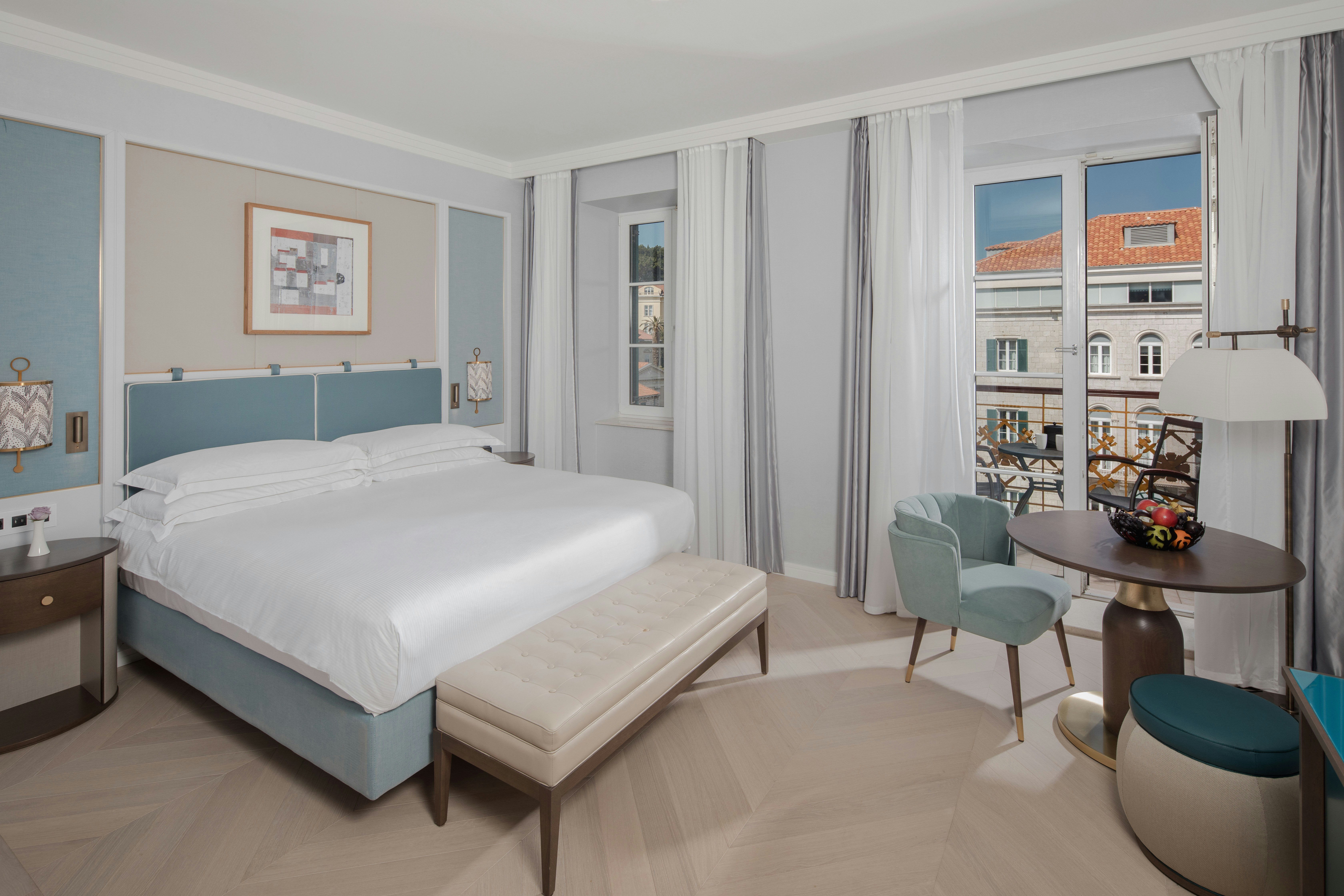 EXECUTIVE, KING BED
