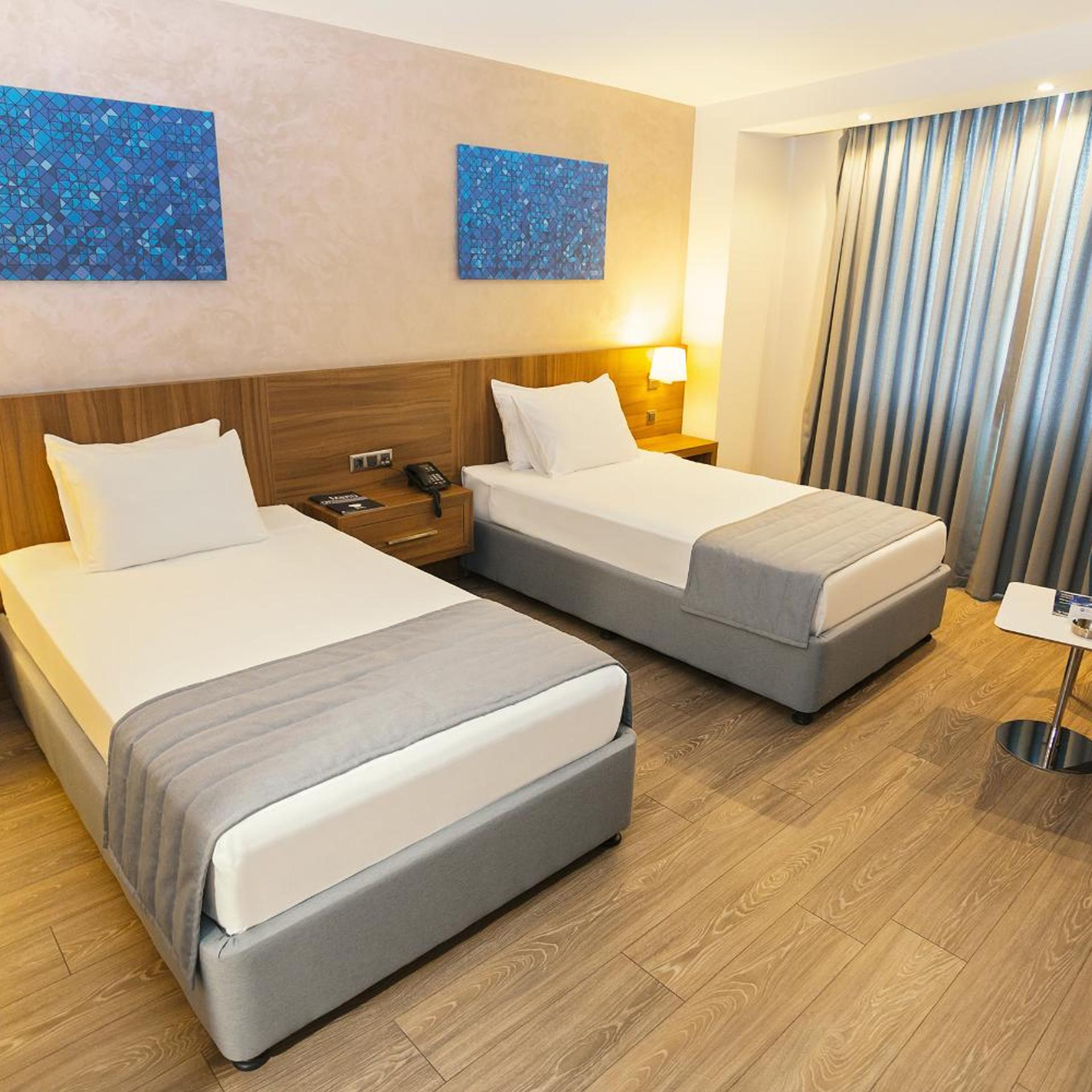 DELUXE, TWIN BEDS