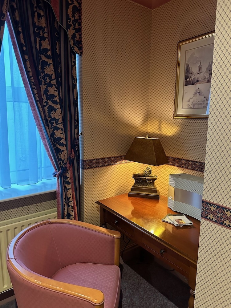 Regency Hotel 25/37