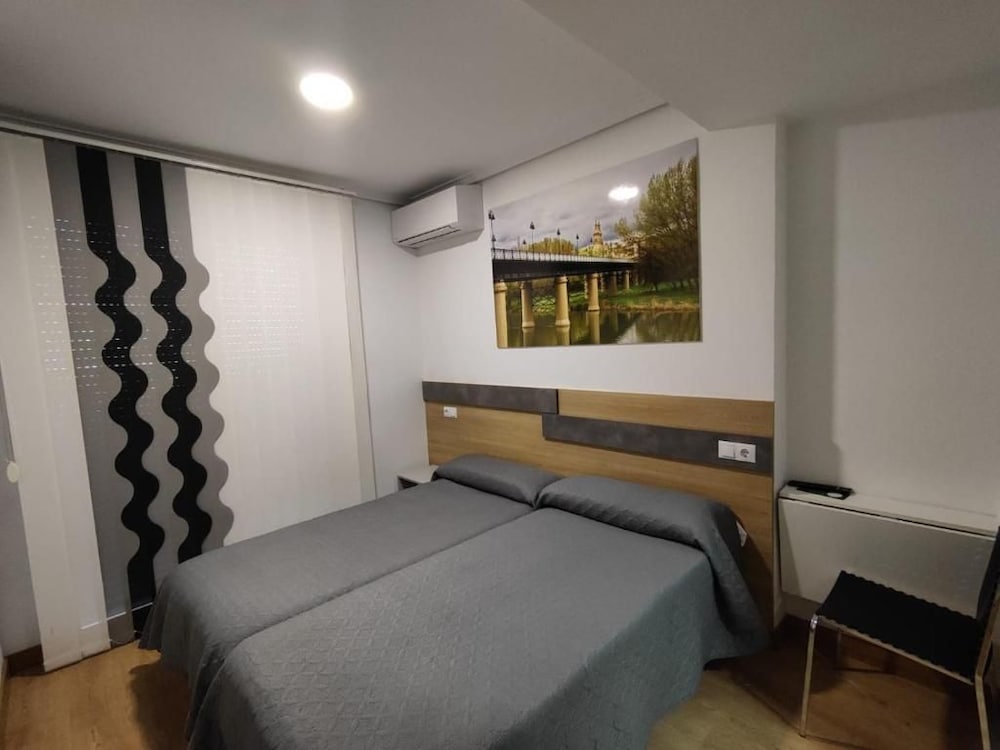 Hostal Rioja Condestable 12/48