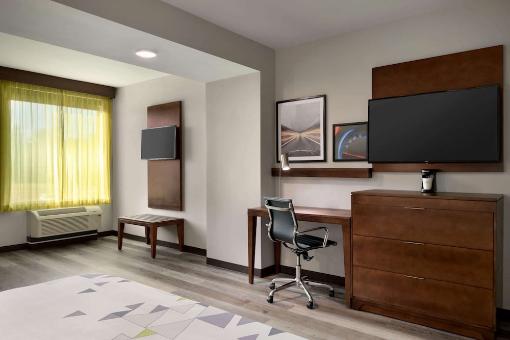 La Quinta Inn and Suites by Wyndham Braselton 43/60